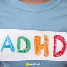 Dziecko trzyma kartkę z napisem ADHD. Czy medikinet to lek na ADHD?