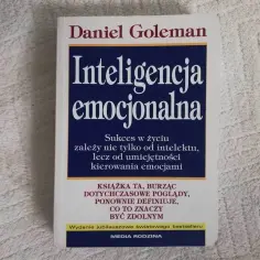 Recenzja książki "Inteligencja emocjonalna" Daniela Golemana. Sukces zależy od umiejętności kierowania emocjami.
