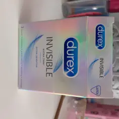 Opakowanie prezerwatyw Durex Invisible z napisem "EXTRA THIN" i "EXTRA SENSITIVE".