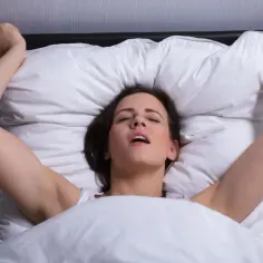 Jak kobieta odczuwa orgazm? Fizjologia, rodzaje i mity