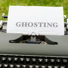 Stara maszyna do pisania z kartką z napisem "GHOSTING". Jak reagować na takie zachowanie?