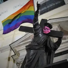 Pomnik z tęczową flagą i różową opaską na oczach. Symbolizuje walkę o równość i wolność, gdzie wiara i tęcza łączą się w jedno.
