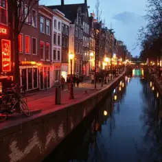 Dzielnica czerwonych latarni w Amsterdamie: najważniejsze informacje turystyczne