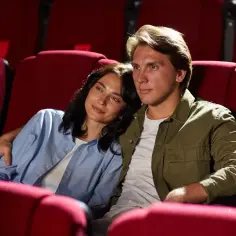Para zakochanych w kinie, szukająca najlepszych filmów o miłości 2026.
