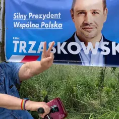 Osoba na wózku z tęczową opaską wspiera Rafała Trzaskowskiego, kandydata na prezydenta.