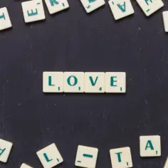 Litery układają się w "LOVE", tworząc uniwersalny język miłości.