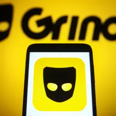 Logo Grindr na żółtym tle. Aplikacja mobilna z ikoną Grindr. Czy to jest to, co chcesz wiedzieć o Grindr?