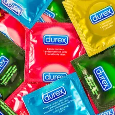 Kolorowe opakowania prezerwatyw Durex. Co to jest Durex? To marka znana z produktów zapewniających bezpieczeństwo i komfort.