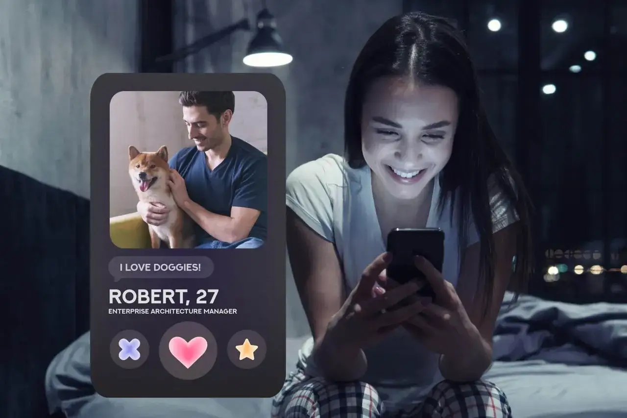 Uśmiechnięta kobieta przegląda profil Roberta z psem na telefonie. Może to początek udanych tekstów na podryw.