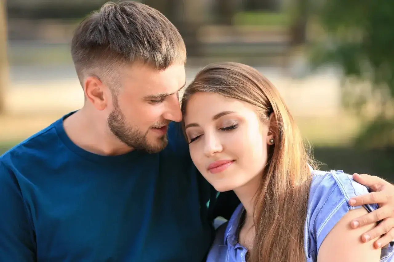 Mężczyzna obejmuje kobietę, która zamyka oczy. Czy to tylko sen o zdradzie partnera, czy coś więcej?