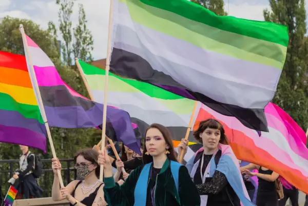 Aromantyczność - czy to brak uczuć? Obal mity i wspieraj