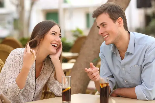 Oznaki flirtu u mężczyzny - Jak odróżnić je od uprzejmości?