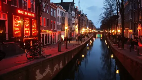 Dzielnica czerwonych latarni w Amsterdamie: najważniejsze informacje turystyczne