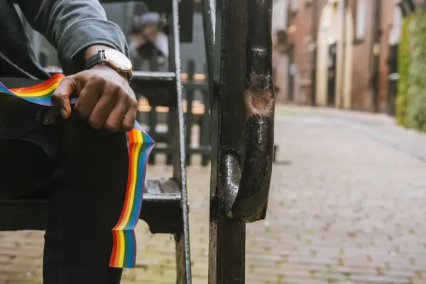 Biseksualny mężczyzna - Poznaj prawdę bez mitów i uprzedzeń