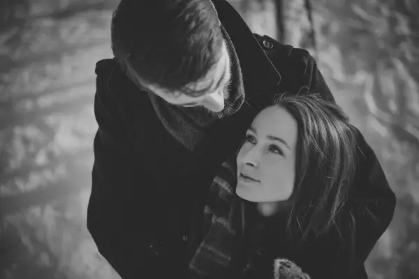 Etapy zakochania u mężczyzn: Jak rozpoznać jego uczucia?