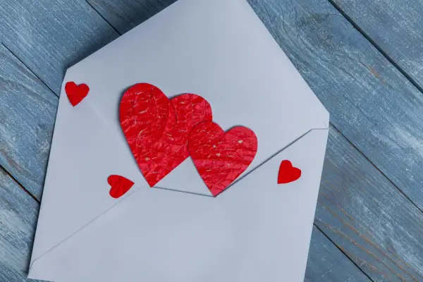 Love bombing - objawy. Jak rozpoznać manipulację w relacji?