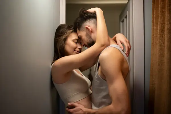Pozycje seksualne na stojąco: Odkryj nowe doznania i urozmaicenie