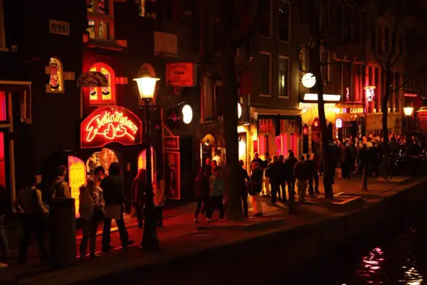 Niebieska ulica Amsterdam: co musisz wiedzieć przed wizytą w De Wallen